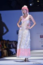 Model walk the ramp for Kavita Bhartia Show at Wills Lifestyle India Fashion Week 2012 day 2 on 7th Oct 2012 (28).JPG